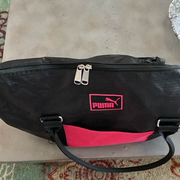 Puma tote bag. Can be used as a gym bag or a trip to the grocery store. - Picture 8 of 9
